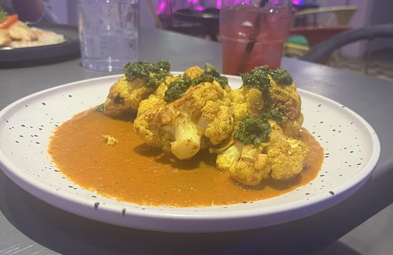 Plato terminado: Coliflor especiada en freidora de aire